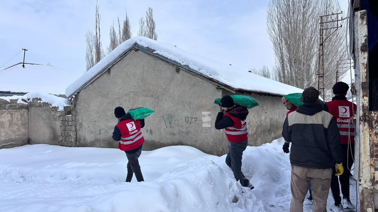 AĞRI’DA TÜRK KIZILAY GÖNÜLLÜLERİ, DONDURUCU SOĞUKLARIN ETKİLİ OLDUĞU KIŞ GÜNLERİNDE İHTİYAÇ SAHİBİ...