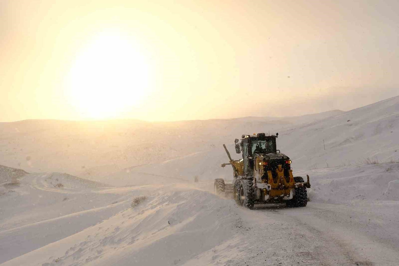 AĞRI’DA YOĞUN KAR YAĞIŞI VE TİPİ NEDENİYLE KAPANAN 110 KÖY YOLUNUN AÇILMASI İÇİN İL ÖZEL İDARESİ...