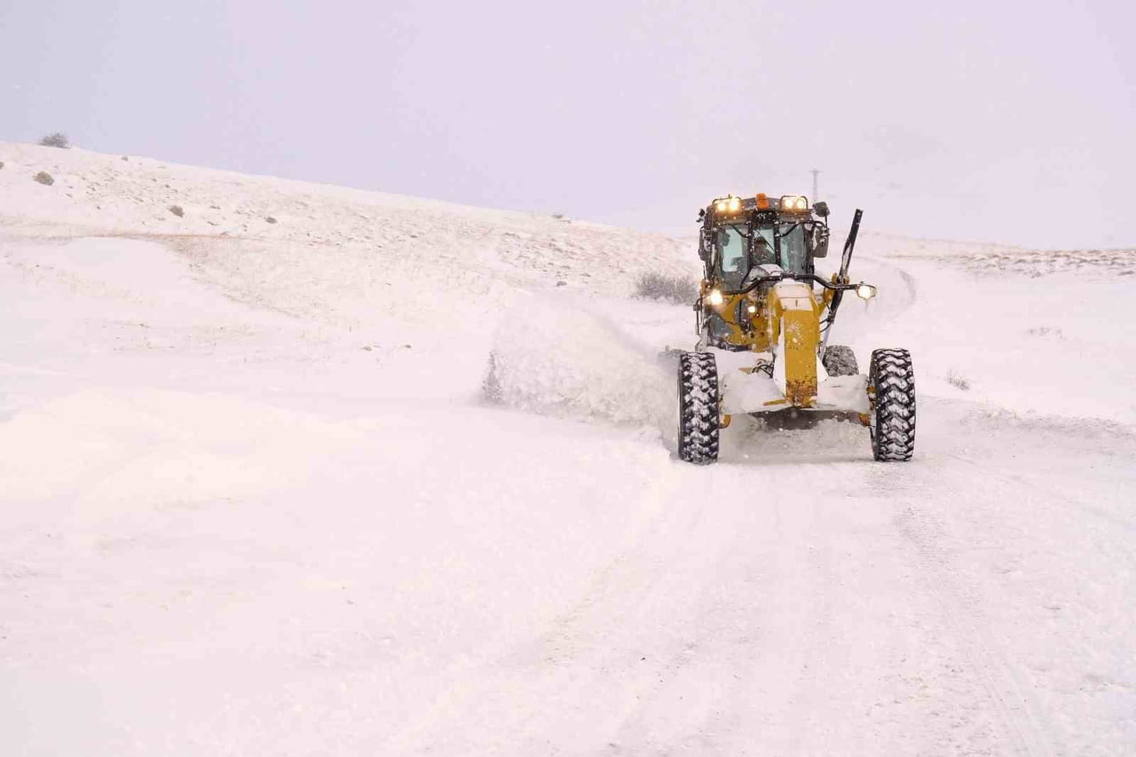 AĞRI’DA YOĞUN KAR YAĞIŞI VE TİPİ NEDENİYLE KAPANAN 110 KÖY YOLUNUN AÇILMASI İÇİN İL ÖZEL İDARESİ...