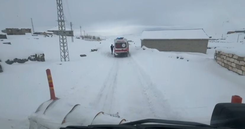 AĞRI’DA YOLLARIN AÇILMASIYLA HASTALAR HASTANEYE ULAŞILDI
