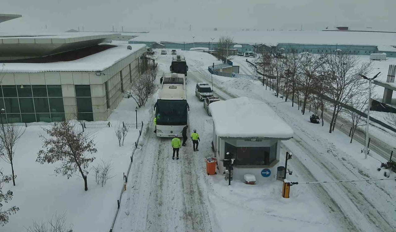 AĞRI İL EMNİYET MÜDÜRLÜĞÜ EKİPLERİ, KIŞ MEVSİMİNİN BERABERİNDE GETİRDİĞİ OLUMSUZ HAVA VE YOL...