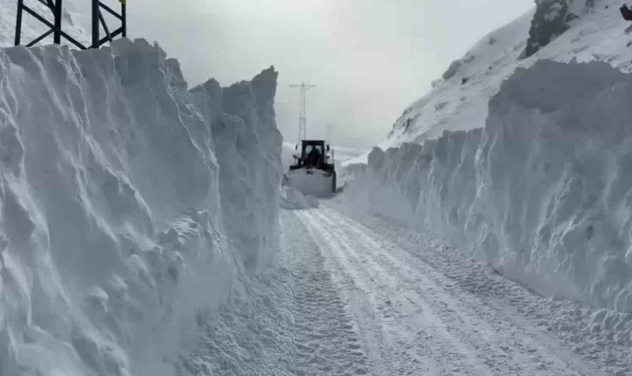 AĞRI’NIN ELEŞKİRT İLÇESİNE BAĞLI HAYRANGÖL KÖYÜ YOLUNDA MEYDANA GELEN ÇIĞ DÜŞMESİ SONUCU ULAŞIMA...