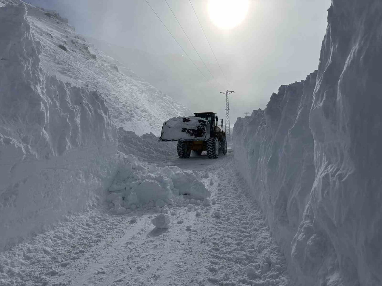 AĞRI’NIN ELEŞKİRT İLÇESİNE BAĞLI HAYRANGÖL KÖYÜ YOLUNDA MEYDANA GELEN ÇIĞ DÜŞMESİ SONUCU ULAŞIMA...