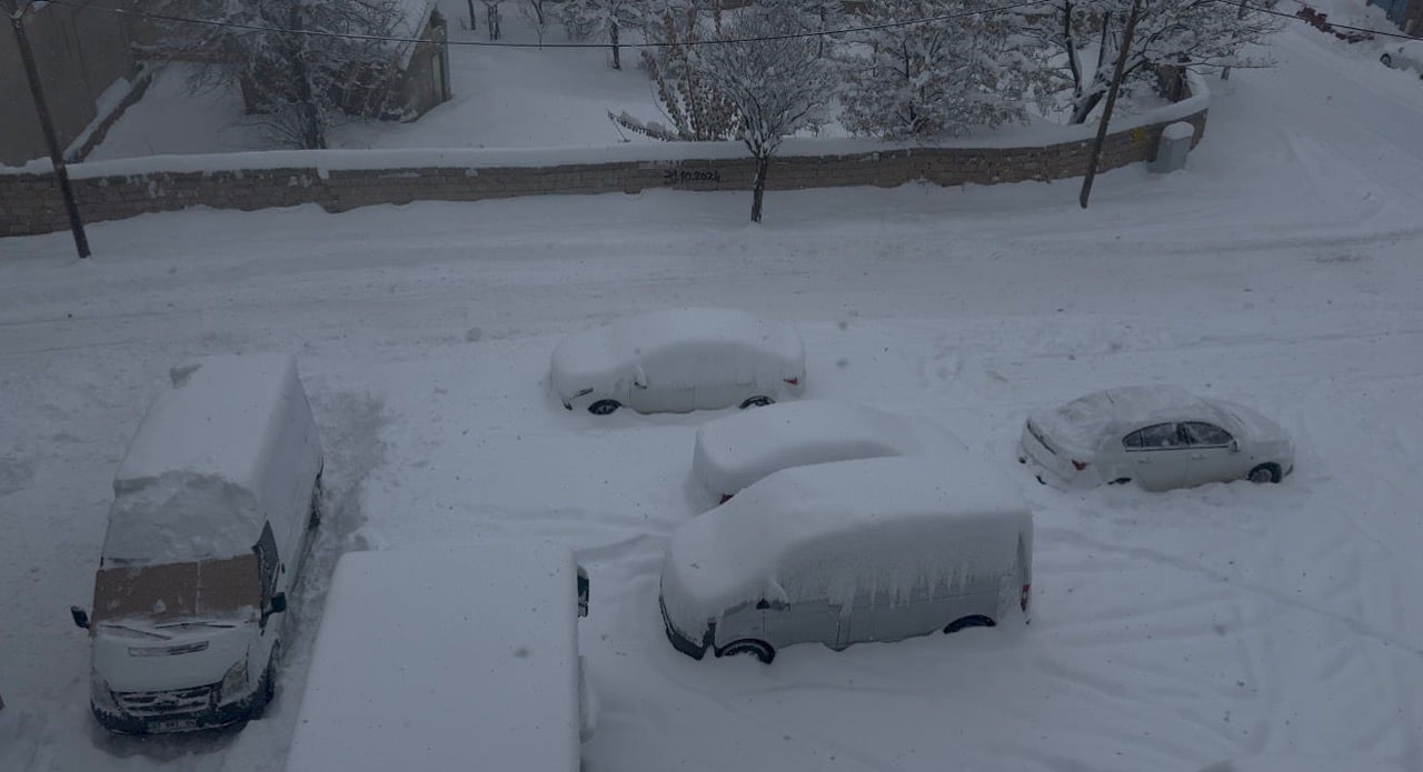 AĞRI’NIN PATNOS İLÇESİNDE DÜN ÖĞLE SAATLERİNDEN İTİBAREN ETKİLİ OLAN YOĞUN KAR YAĞIŞI, İLÇEDE...