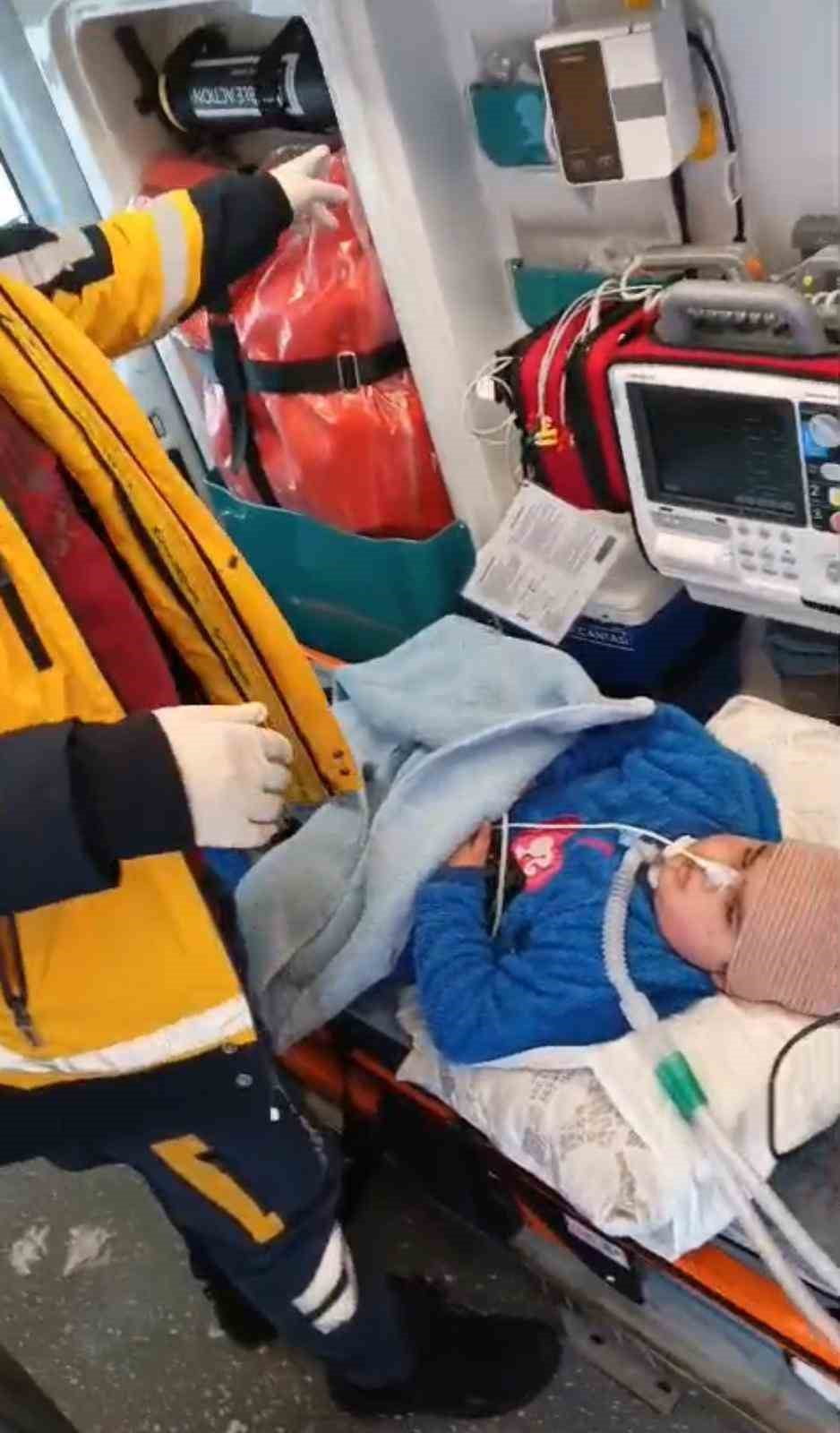 AĞRI’NIN PATNOS İLÇESİNDE YOĞUN KAR YAĞIŞINA RAĞMEN 7 YAŞINDAKİ SİNAN SEVER İÇİN ZAMANLA...