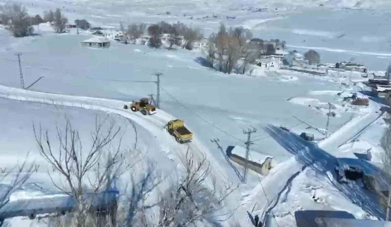 AĞRI VALİLİĞİ KOORDİNESİNDE İL ÖZEL İDARESİ EKİPLERİNCE, KENT GENELİNDE ETKİLİ OLAN YOĞUN KAR...