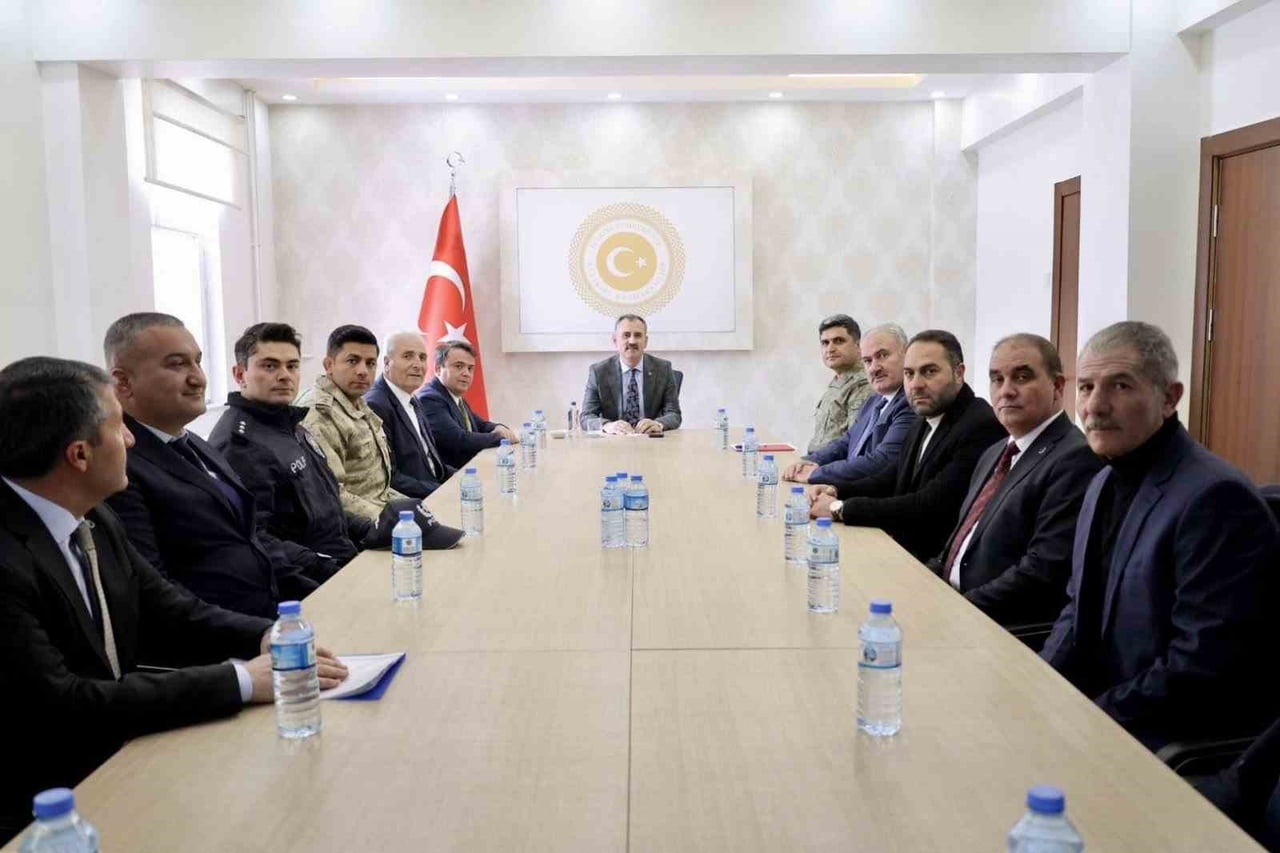 AĞRI VALİSİ ÖNDER BOZKURT, ELEŞKİRT İLÇESİNİ ZİYARET EDEREK İLÇEDE YÜRÜTÜLEN ÇALIŞMALAR HAKKINDA...