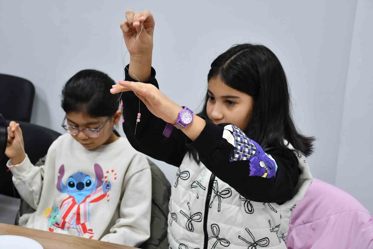 AHMET AKIN ÖĞRENCİLERİ UNUTMADI, YARIYIL ETKİNLİKLERİ YÜZLERİ GÜLDÜRDÜ