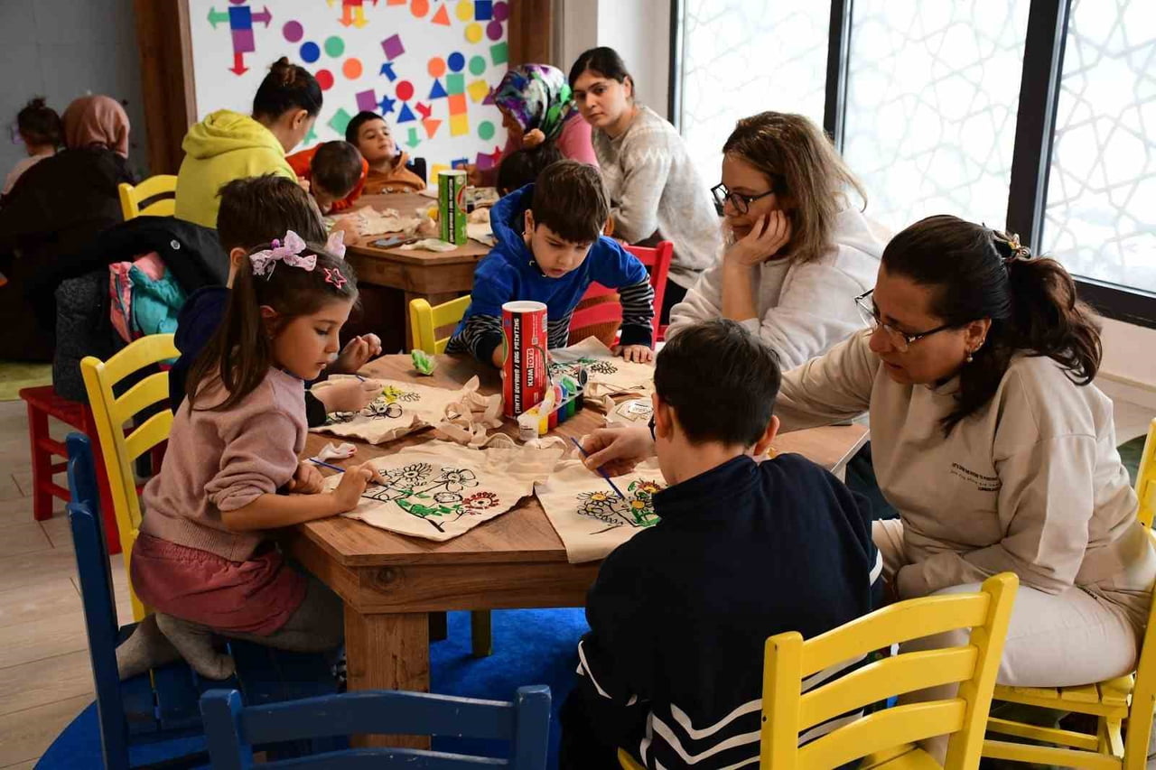 AHMET AKIN ÖĞRENCİLERİ UNUTMADI, YARIYIL ETKİNLİKLERİ YÜZLERİ GÜLDÜRDÜ