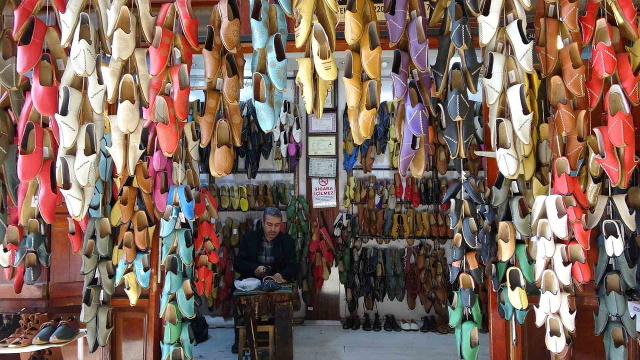 AHMET PEKTAŞ, YEMENİ AYAKKABILARI YENİ RENK VE MODELLERLE ZENGİNLEŞTİRDİKLERİNİ VE BU SAYEDE...