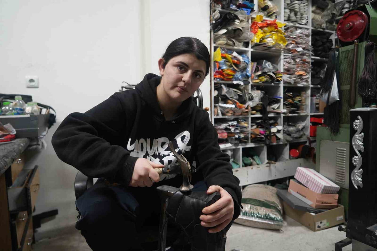 AİLESİ VE ÇEVRESİNİN “YAPAMAZ” SÖZLERİNE RAĞMEN NİĞDE’NİN TEK KADIN AYAKKABI TAMİRCİSİ OLAN 16...