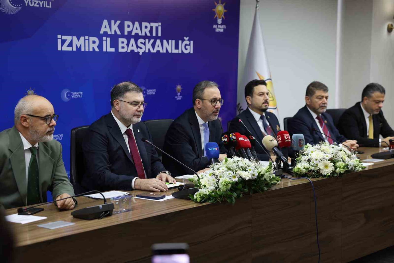 AK PARTİ İZMİR MİLLETVEKİLİ MUHARREM KASAPOĞLU İLE AK PARTİ İZMİR İL BAŞKANI BİLAL SAYGILI...