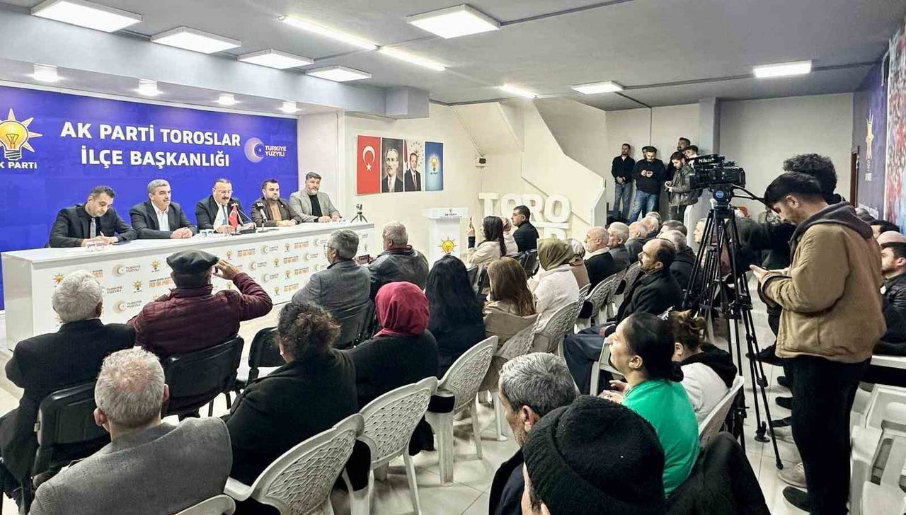 AK PARTİ TOROSLAR İLÇE BAŞKANI FERDİ ÇOKKESER, İLÇE BİNASINDA BAZI BELEDİYE MECLİS ÜYELERİNİN DE...