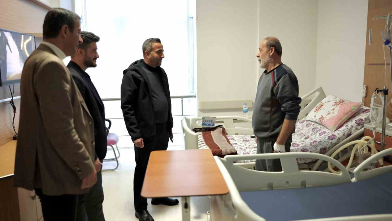 AKÇADAĞ BELEDİYE BAŞKANI ULUTAŞ’TAN HASTANE ZİYARETİ