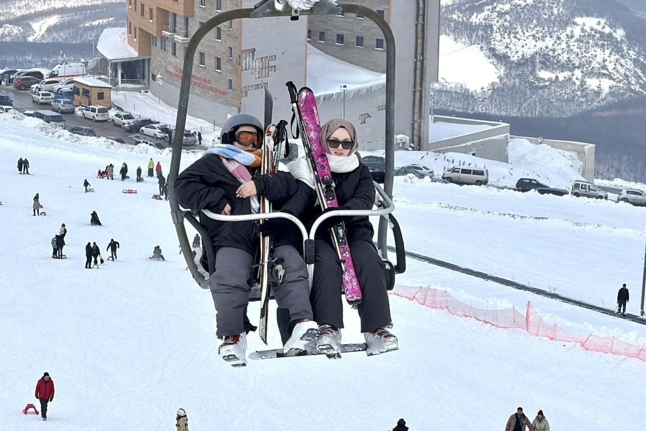 AKDAĞ KAYAK MERKEZİ, SÖMESTİR TATİLİNİ FIRSAT BİLEN AİLELERİN YOĞUN İLGİSİYLE DOLUP TAŞTI. KAR...