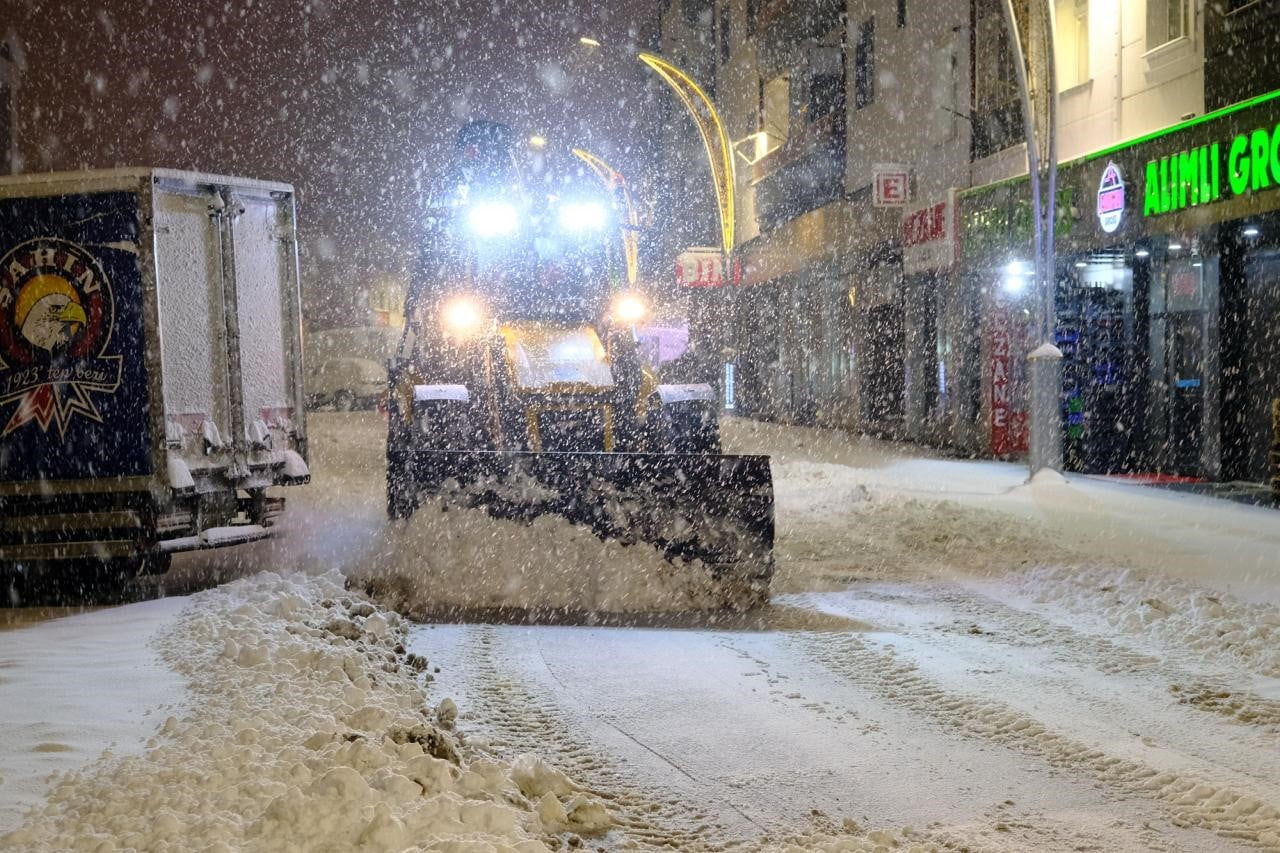 AKDAĞMADENİ BELEDİYESİ, BÖLGEDE ETKİLİ OLAN YOĞUN KAR YAĞIŞININ ARDINDAN ULAŞIMDA AKSAMA...