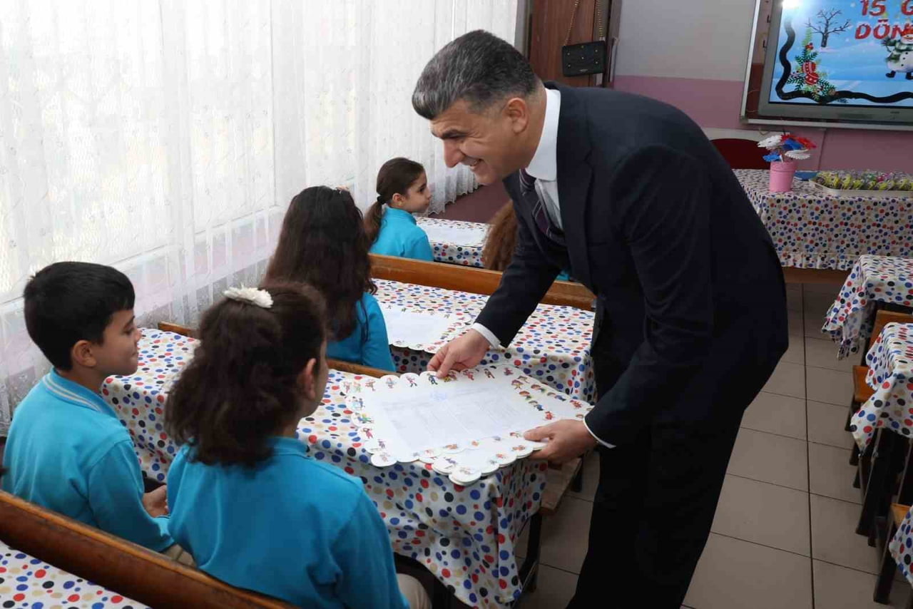 AKDENİZ KAYMAKAMI VE BELEDİYE BAŞKAN VEKİLİ ZEYİT ŞENER, KIBRIS İLKOKULU VE KIBRIS ANAOKULUNDA...