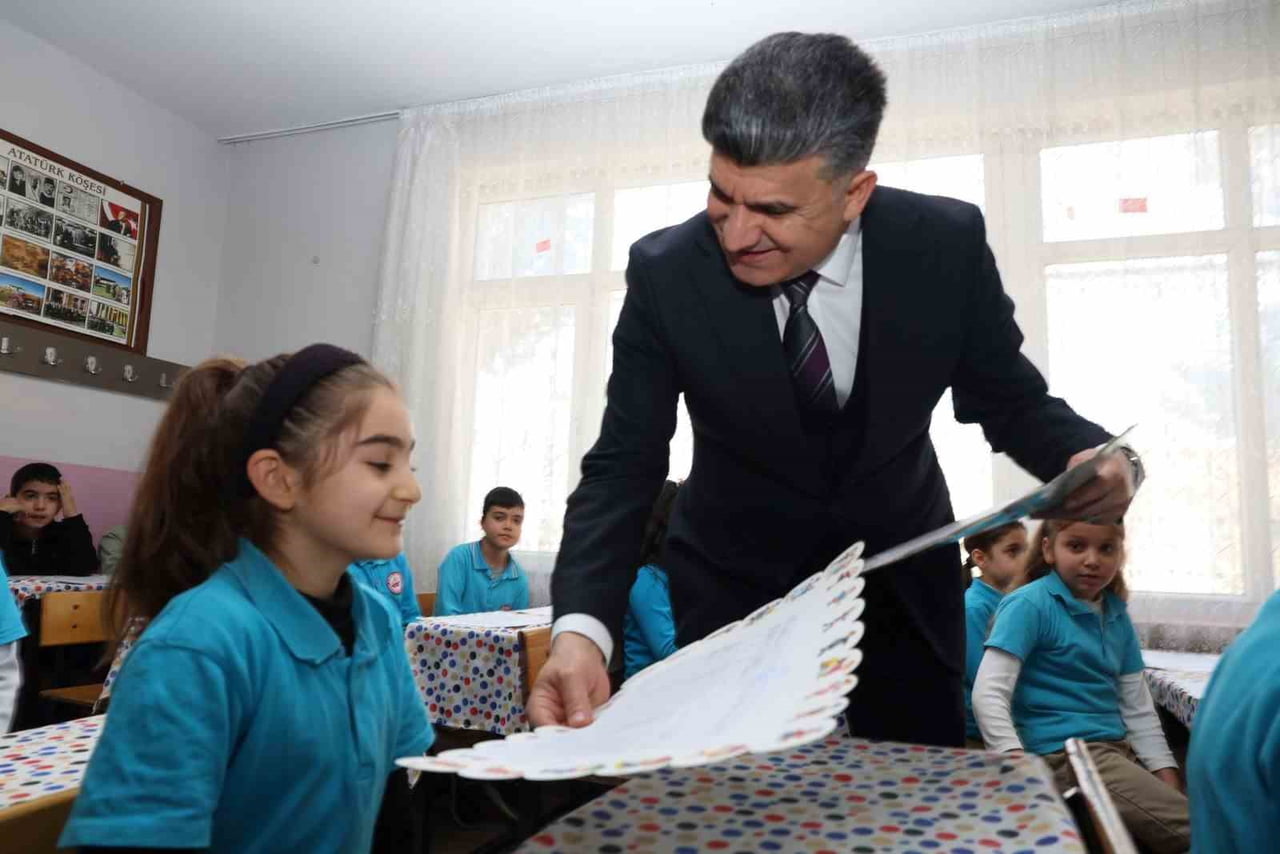 AKDENİZ KAYMAKAMI VE BELEDİYE BAŞKAN VEKİLİ ZEYİT ŞENER, KIBRIS İLKOKULU VE KIBRIS ANAOKULUNDA...