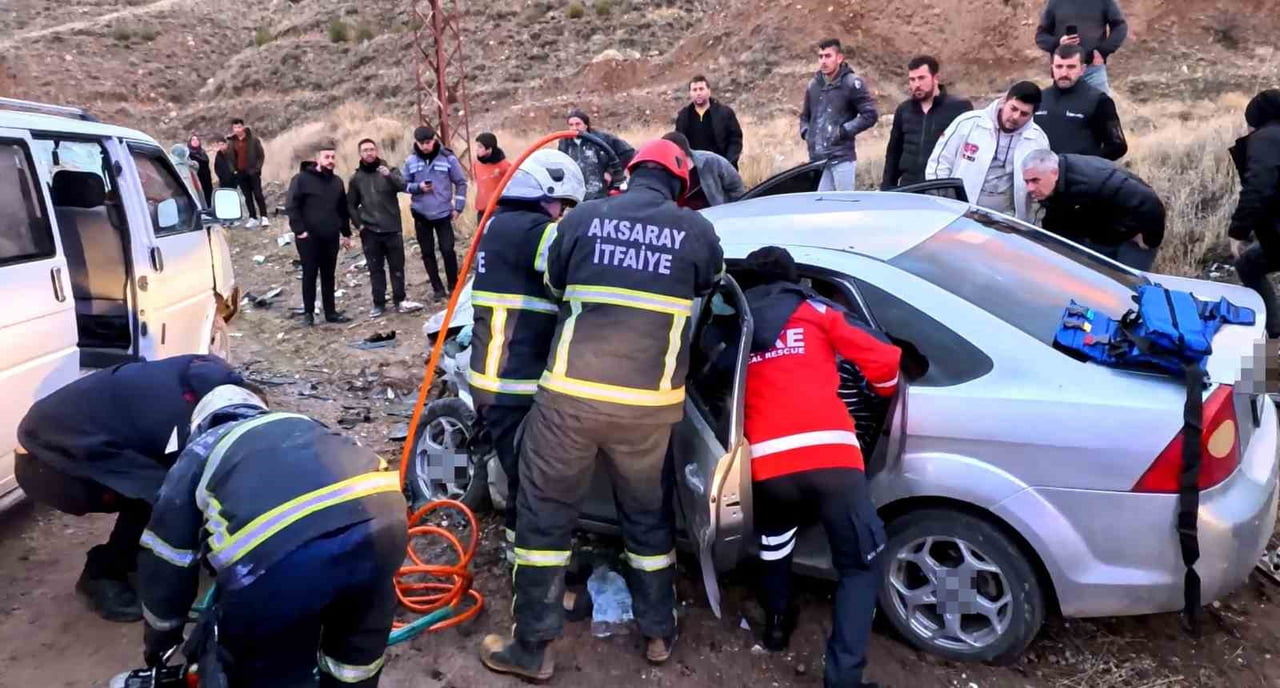 AKSARAY'DA MİNİBÜS İLE OTOMOBİLİN KAFA KAFAYA ÇARPIŞTIĞI VE YARALILARIN ARAÇTA SIKIŞTIĞI TRAFİK...
