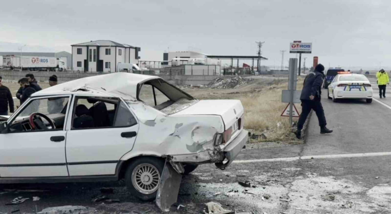 AKSARAY'DA TIR İLE OTOMOBİLİN ÇARPIŞMASI SONUCU 2'Sİ BEBEK 5 KİŞİ YARALANDI.