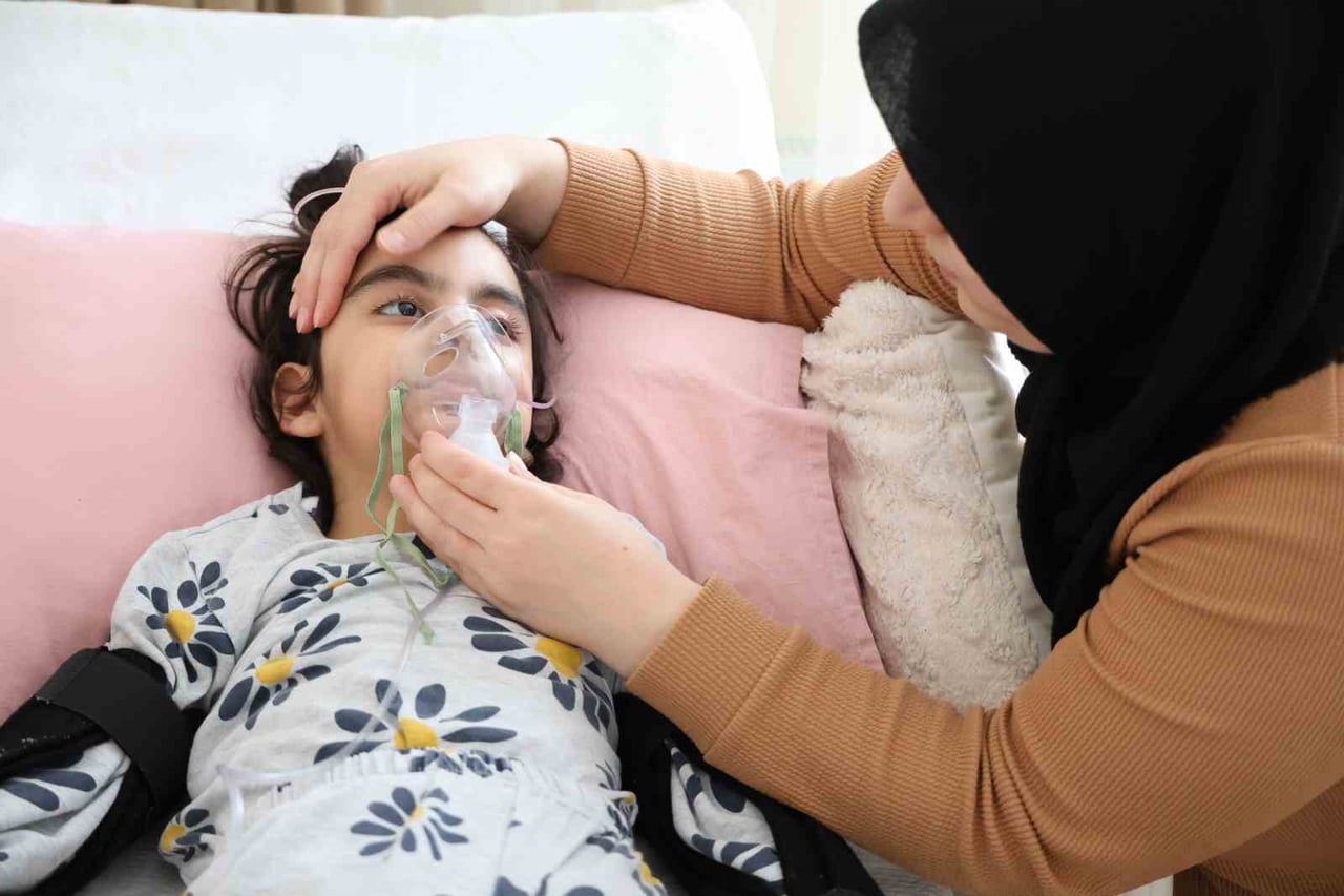 AKSARAY’DA 9 AY ÖNCE YÜRÜYEREK GİRDİĞİ HASTANEDEN YANLIŞ İĞNE YAPILDIĞI İDDİASIYLA YATALAK OLARAK...