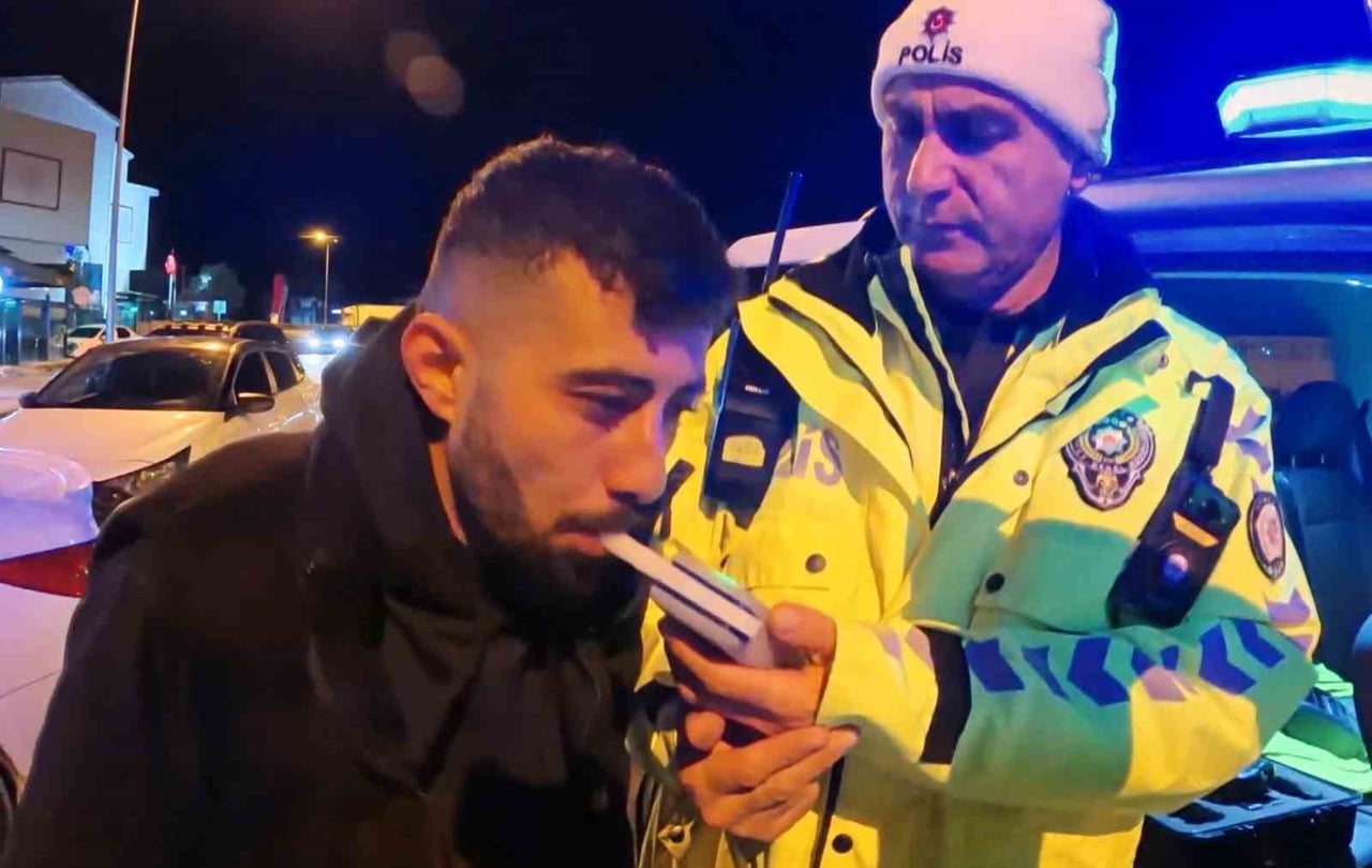 AKSARAY’DA ALKOLLÜ ARAÇ KULLANIRKEN YAKALANINCA EHLİYETİNE EL KONULUP 11 BİN 629 LİRA CEZA KESİLEN...