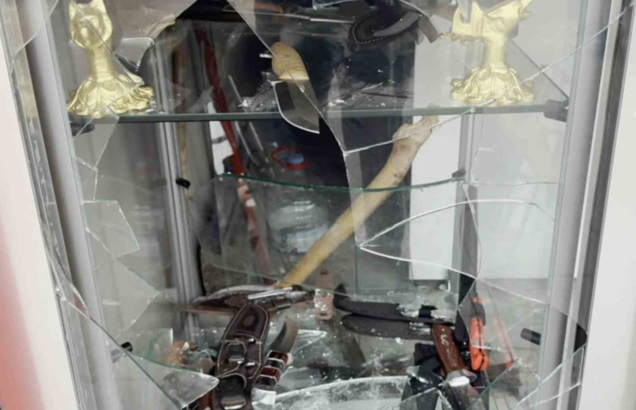 AKSARAY’DA BIÇAKÇI DÜKKANININ CAMINI KIRAN KİŞİ YA DA KİŞİLER BİNLERCE LİRALIK BIÇAĞI ÇALARAK...