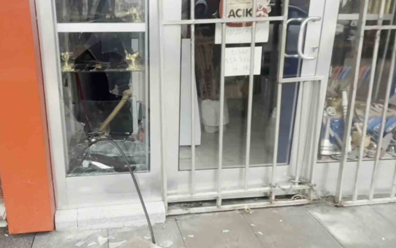 AKSARAY’DA BIÇAKÇI DÜKKANININ CAMINI KIRAN KİŞİ YA DA KİŞİLER BİNLERCE LİRALIK BIÇAĞI ÇALARAK...