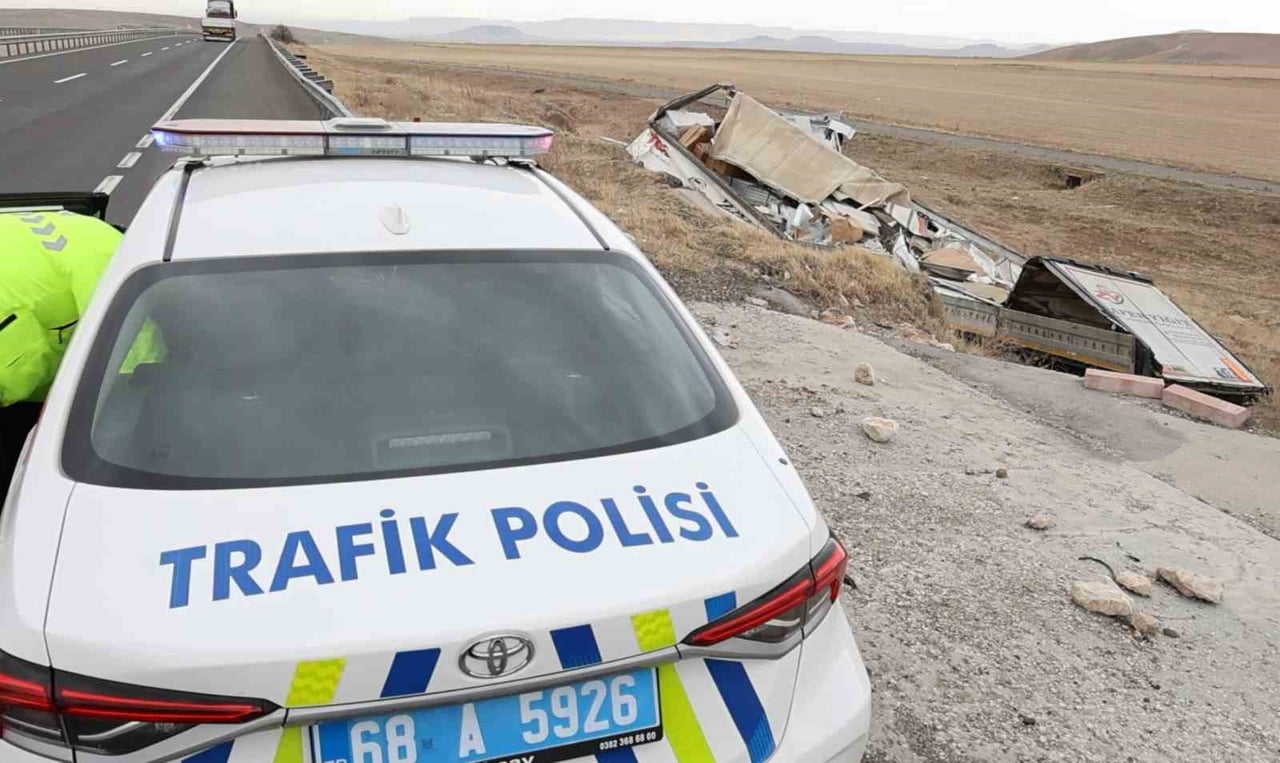 AKSARAY’DA DEMİR PROFİL YÜKLÜ TIRIN ŞARAMPOLE DEVRİLMESİ SONUCU MEYDANA GELEN TRAFİK KAZASINDA...