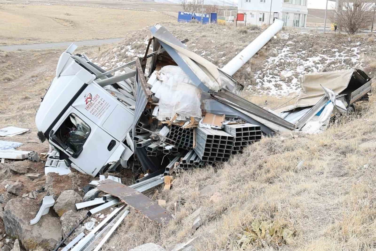 AKSARAY’DA DEMİR PROFİL YÜKLÜ TIRIN ŞARAMPOLE DEVRİLMESİ SONUCU MEYDANA GELEN TRAFİK KAZASINDA...