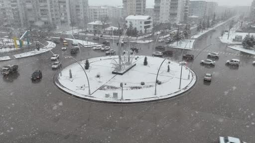 Aksaray’da kar yağışı şehri beyaza bürüdü