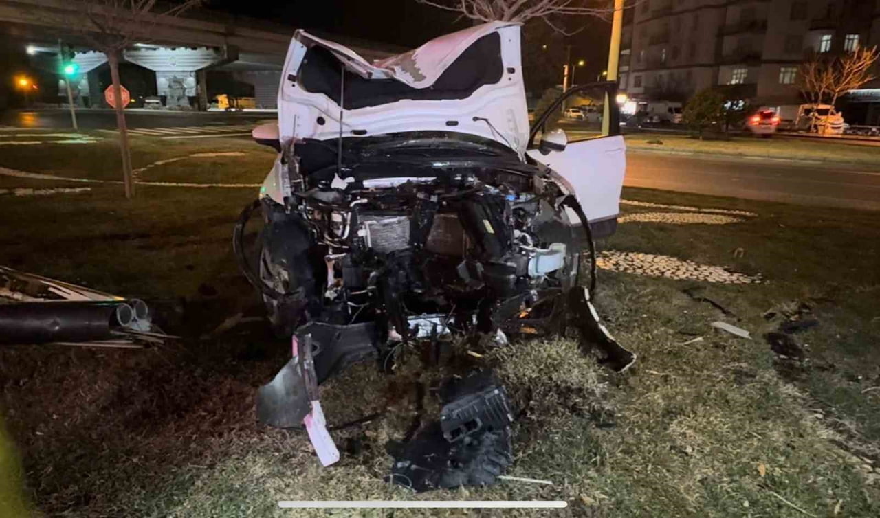 AKSARAY’DA KONTROLDEN ÇIKARAK AYDINLATMA DİREĞİNE ÇARPAN OTOMOBİLDE YANGIN ÇIKTI. ARACIN KAPUTUNDA...