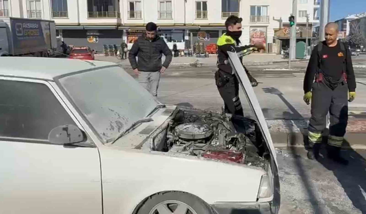 AKSARAY’DA SEYİR HALİNDEYKEN KAPUTUNDAN DUMANLAR ÇIKAN FİAT MARKA OTOMOBİL YANDI.