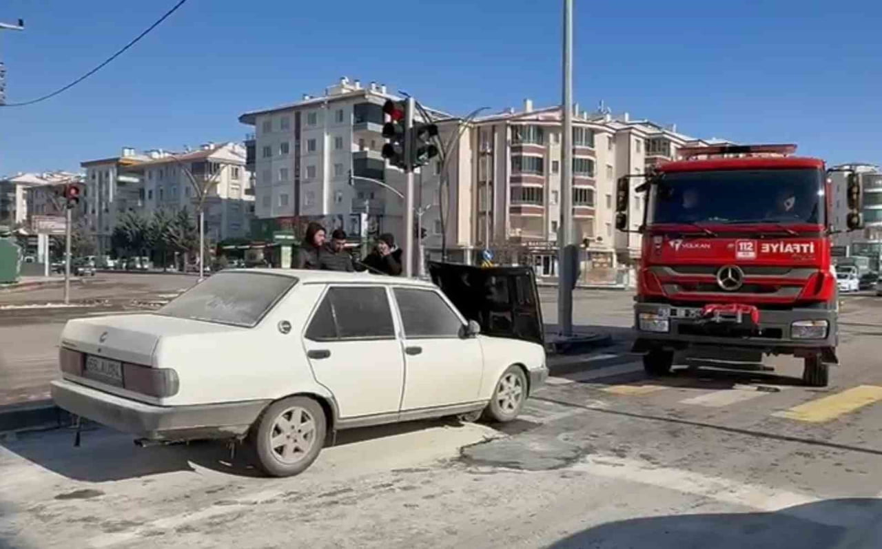 AKSARAY’DA SEYİR HALİNDEYKEN KAPUTUNDAN DUMANLAR ÇIKAN FİAT MARKA OTOMOBİL YANDI.