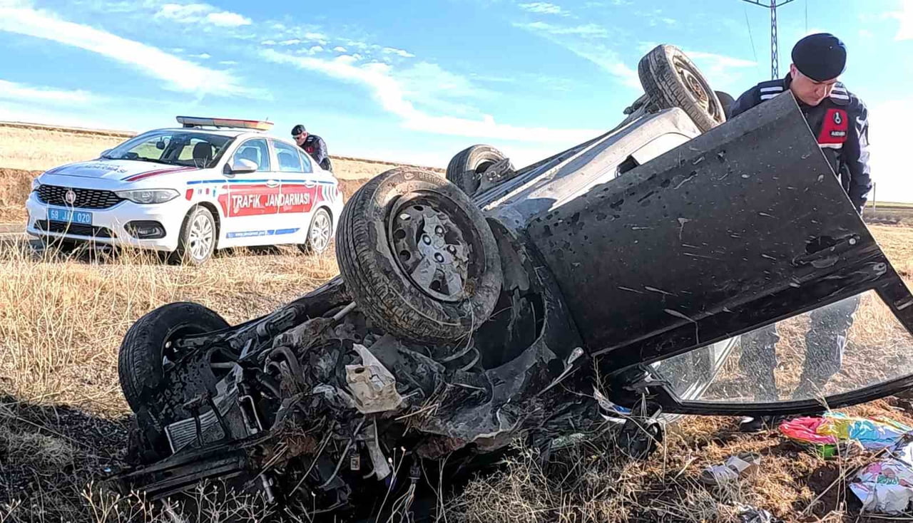 AKSARAY’DA SÜRÜCÜSÜNÜN DİREKSİYON HAKİMİYETİNİ KAYBETTİĞİ OTOMOBİL ŞARAMPOLE TAKLA ATTI. KAZADA...