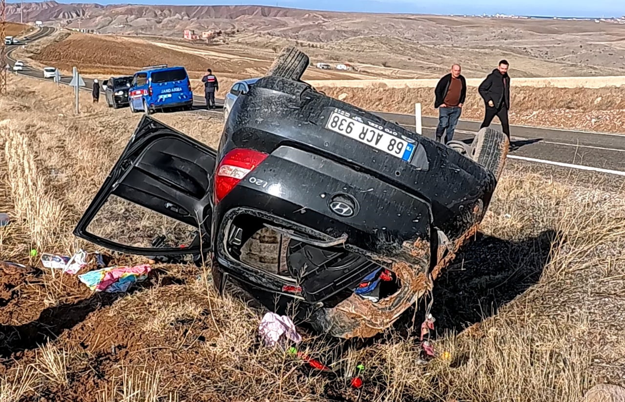 AKSARAY’DA SÜRÜCÜSÜNÜN DİREKSİYON HAKİMİYETİNİ KAYBETTİĞİ OTOMOBİL ŞARAMPOLE TAKLA ATTI. KAZADA...