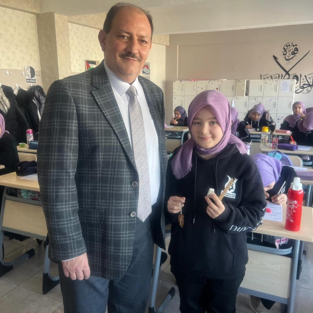 AKŞEMSETTİN KIZ ANADOLU İMAM HATİP LİSESİ'NDE ÖĞRENCİLERE "TOHUMLU KALEM" SÜRPRİZİ