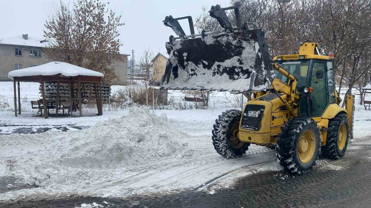 AKYAKA BELEDİYESİ KARLA MÜCADELE EKİPLERİ GÖREV BAŞINDA(KARS-İHA)