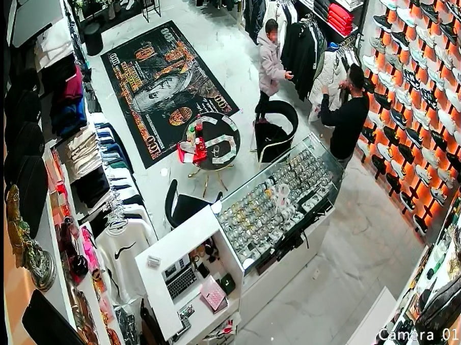 ALANYA’DA GİYİM DÜKKANI İŞLETEN 29 YAŞINDAKİ ÖMER GÜRBÜZ’ÜN, BABASINA HEDİYE ALMAK İSTEYEN KÜÇÜK...