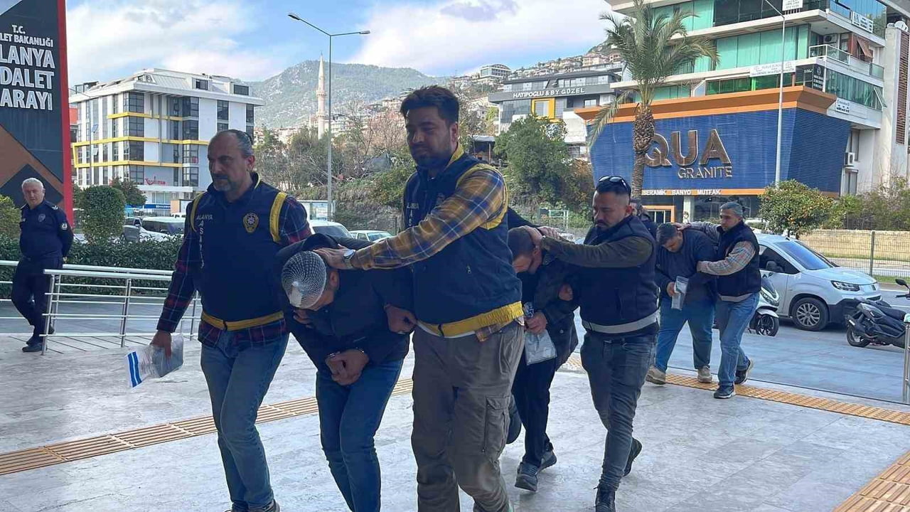 ALANYA’DA KANLI BİTEN ALACAK VERECEK KAVGASINDA ÇOK SAYIDA KİŞİNİN ZİNCİR, SOPA VE BIÇAKLARLA...