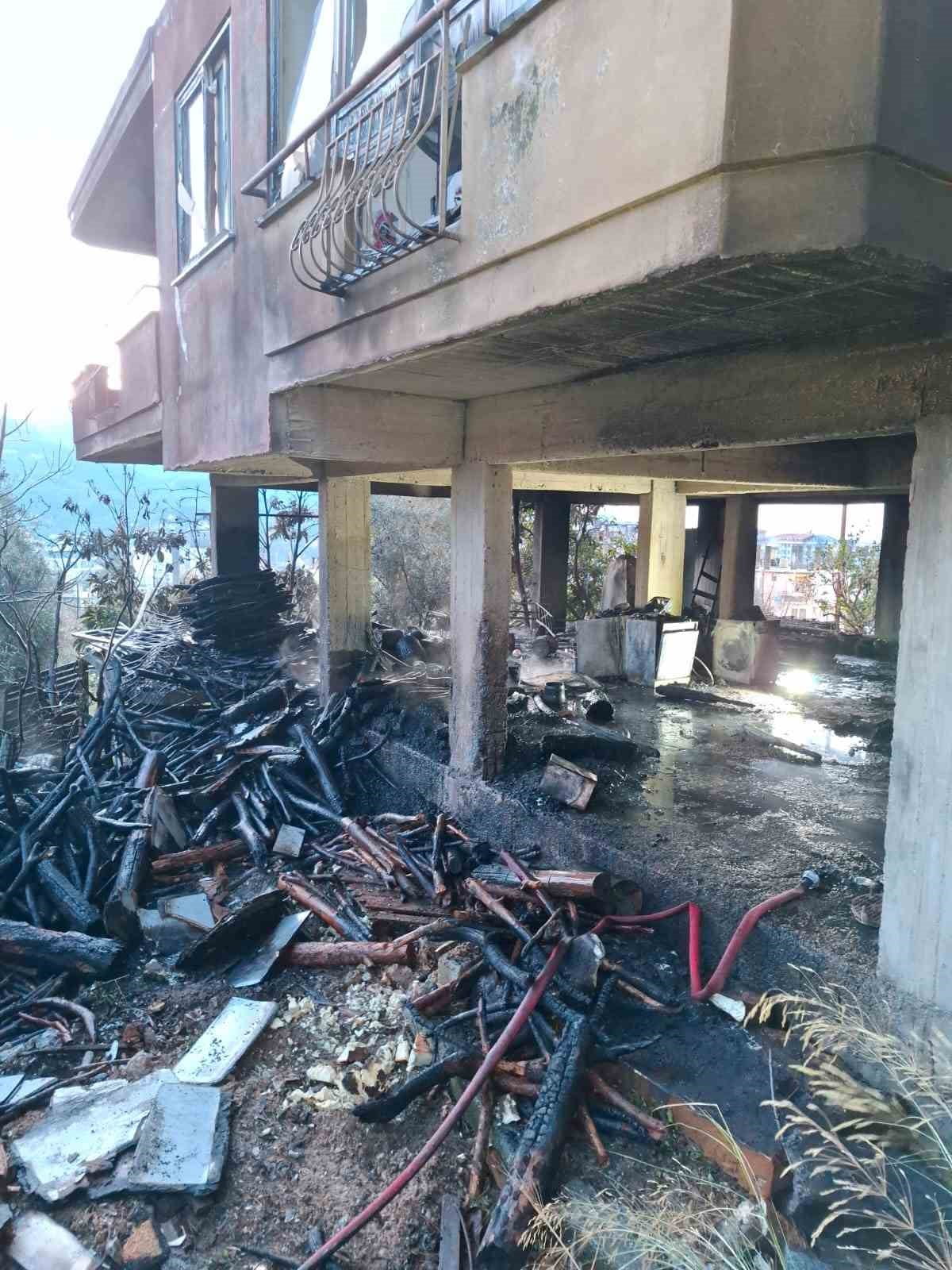 ALANYA İLÇESİNDE MÜSTAKİL BİR EVİN ODUNLUK OLARAK KULLANILAN BÖLÜMÜNDE ÇIKAN YANGIN İTFAİYE...