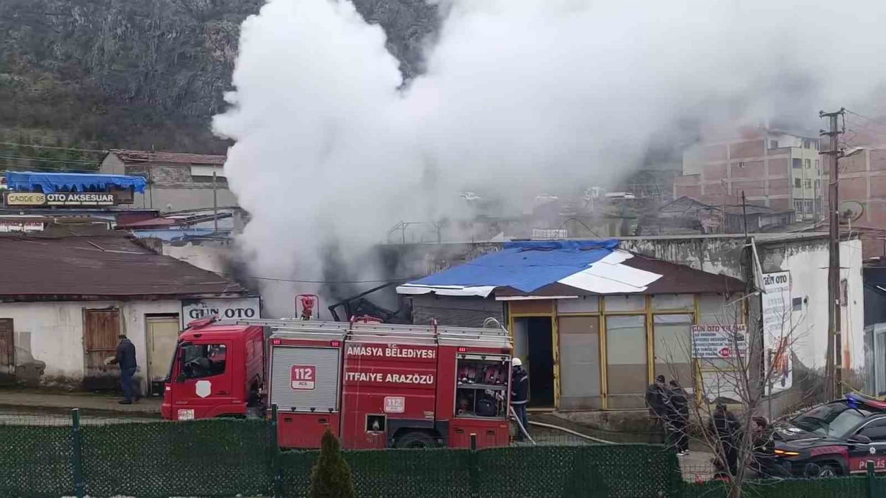 ALEVLERİ GÖRÜR GÖRMEZ KOŞAN MUHTAR RAMAZAN ŞİŞİK, İŞYERİNİN İÇİNDEKİ MAHSUR KALAN KÖPEĞİ KAPIYI...