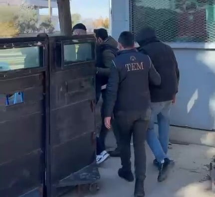 ALİAĞA’DA AKARYAKIT İSTASYONUNDA KURŞUNLAMA  OLAYINDA 2 TUTUKLAMA