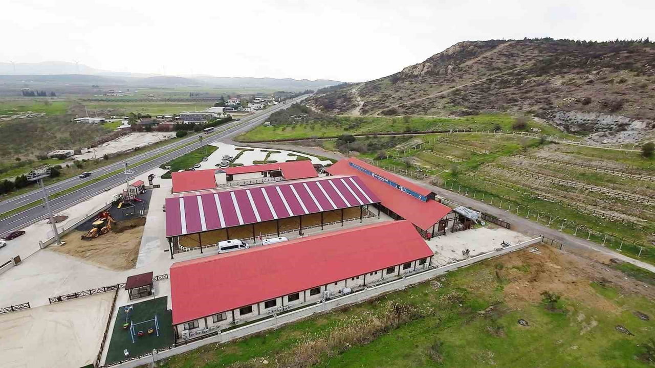 ALİAPARK ATLA TERAPİ VE HİPOTERAPİ MERKEZİ, YENİLENEN ALTYAPISI VE HİZMET ALANLARIYLA ATLA TERAPİ...