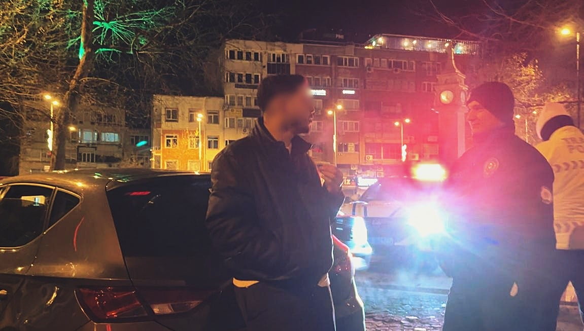 ALKOLLÜ SÜRÜCÜ POLİSE DAKİKALARCA DİL DÖKTÜ: "BEN POLİS OLACAK ADAMIM, BOYUM DA UZUN, KÖPEĞİN...