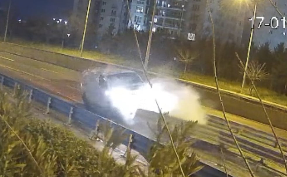 ALKOLLÜ SÜRÜCÜNÜN KULLANDIĞI ARAÇ BARİYERE OK GİBİ SAPLANDI