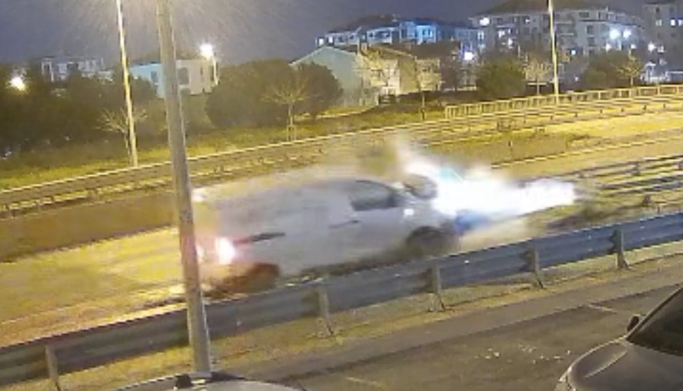 ALKOLLÜ SÜRÜCÜNÜN KULLANDIĞI ARAÇ BARİYERE OK GİBİ SAPLANDI