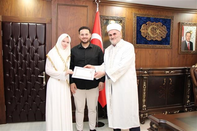 ALMANYA VATANDAŞI ANNA LAMBERTZ, AMASYA’DA DÜZENLENEN TÖRENDE KELİME-İ ŞEHADET GETİREREK MÜSLÜMAN...