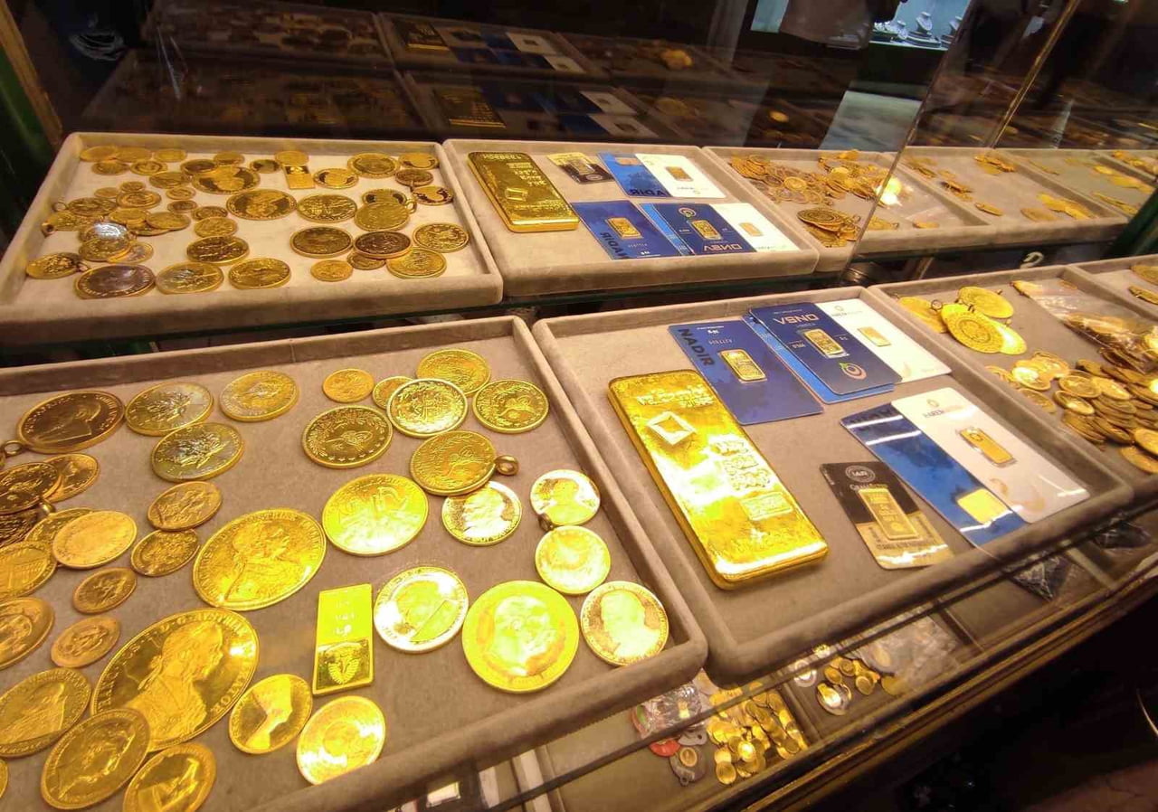 ALTIN FİYATLARI REKOR YÜKSELİŞLERİN ARDINDAN DÜŞÜŞE GEÇTİ. ALTININ ONS FİYATI GÜN İÇİNDE YÜZDE...