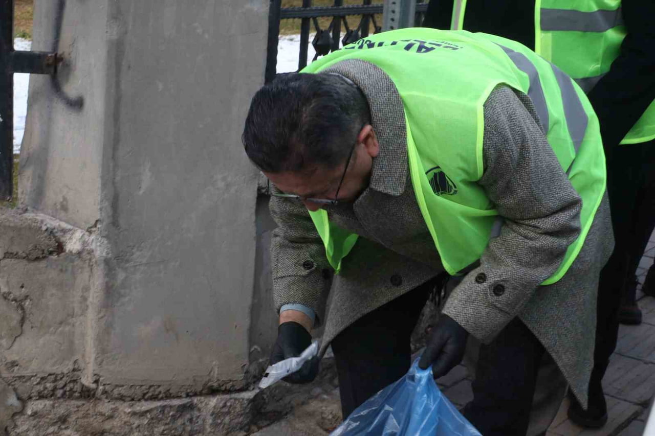 ALTINDAĞ BELEDİYE BAŞKANI VEYSEL TİRYAKİ'NİN KATILIMIYLA İLÇEDE TEMİZLİK SEFERBERLİĞİ...